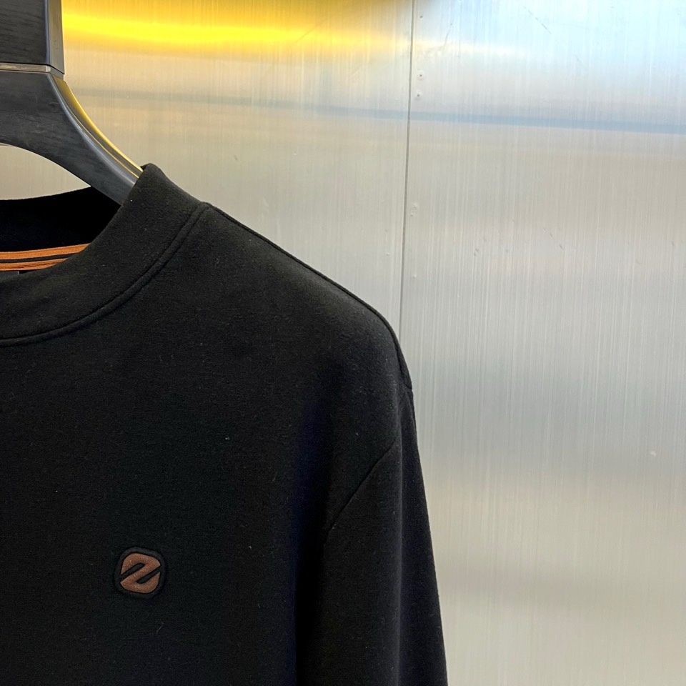 🌾Zegna杰尼亚、2025秋冬新品，以静奢内核重塑日常着装。系列包含两款核心单品：一款为经典棕色半高领