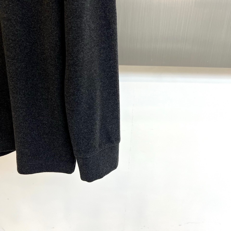 🌾Zegna杰尼亚、2025秋冬新品，以静奢内核重塑日常着装。系列包含两款核心单品：一款为经典棕色半高领