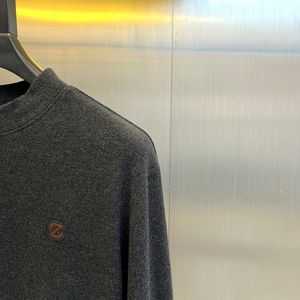 🌾Zegna杰尼亚、2025秋冬新品，以静奢内核重塑日常着装。系列包含两款核心单品：一款为经典棕色半高领