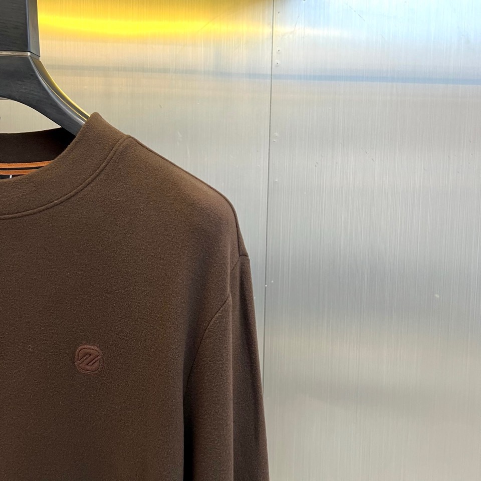 🌾Zegna杰尼亚、2025秋冬新品，以静奢内核重塑日常着装。系列包含两款核心单品：一款为经典棕色半高领