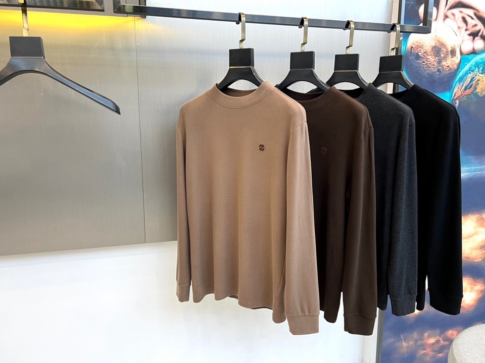 🌾Zegna杰尼亚、2025秋冬新品，以静奢内核重塑日常着装。系列包含两款核心单品：一款为经典棕色半高领