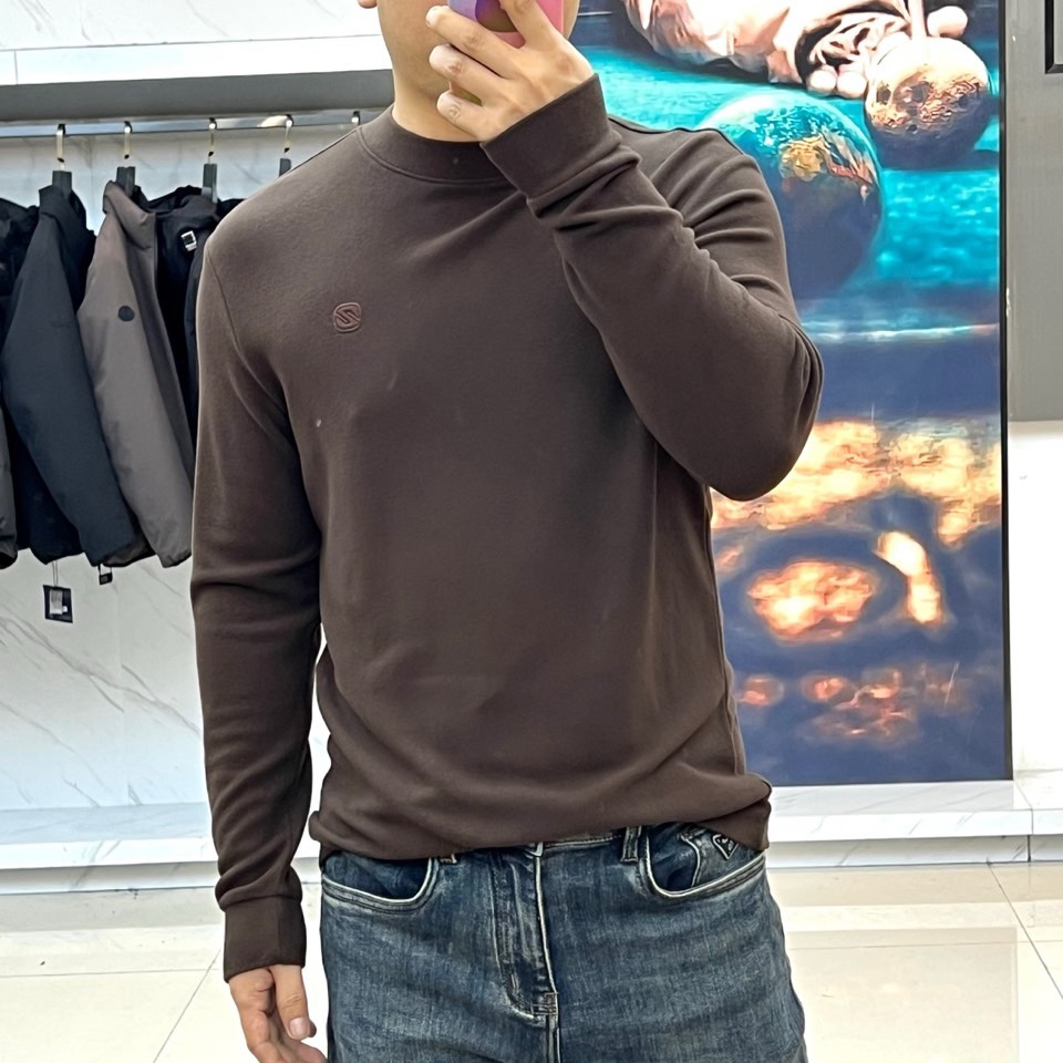 🌾Zegna杰尼亚、2025秋冬新品，以静奢内核重塑日常着装。系列包含两款核心单品：一款为经典棕色半高领