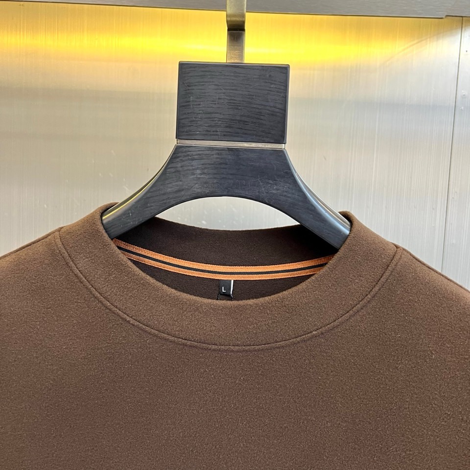 🌾Zegna杰尼亚、2025秋冬新品，以静奢内核重塑日常着装。系列包含两款核心单品：一款为经典棕色半高领