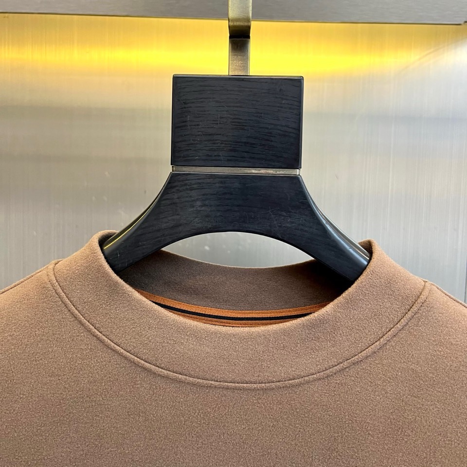 🌾Zegna杰尼亚、2025秋冬新品，以静奢内核重塑日常着装。系列包含两款核心单品：一款为经典棕色半高领