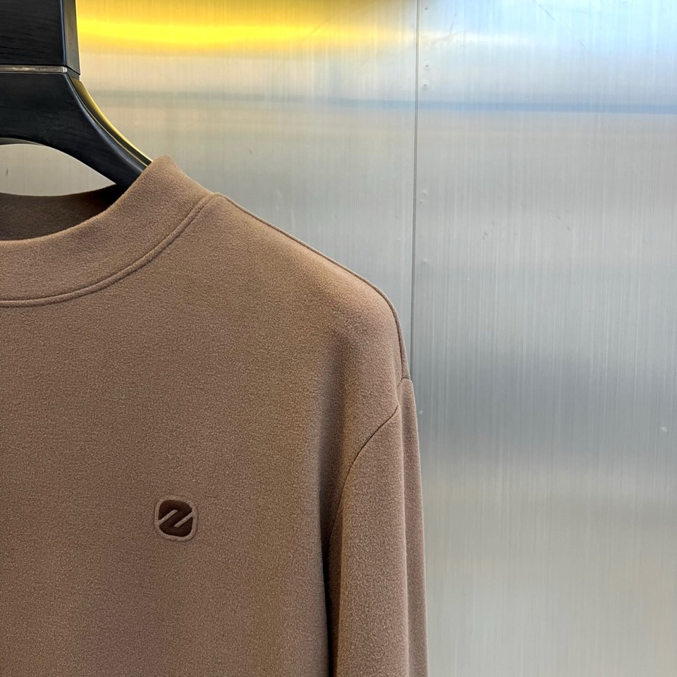 🌾Zegna杰尼亚、2025秋冬新品，以静奢内核重塑日常着装。系列包含两款核心单品：一款为经典棕色半高领