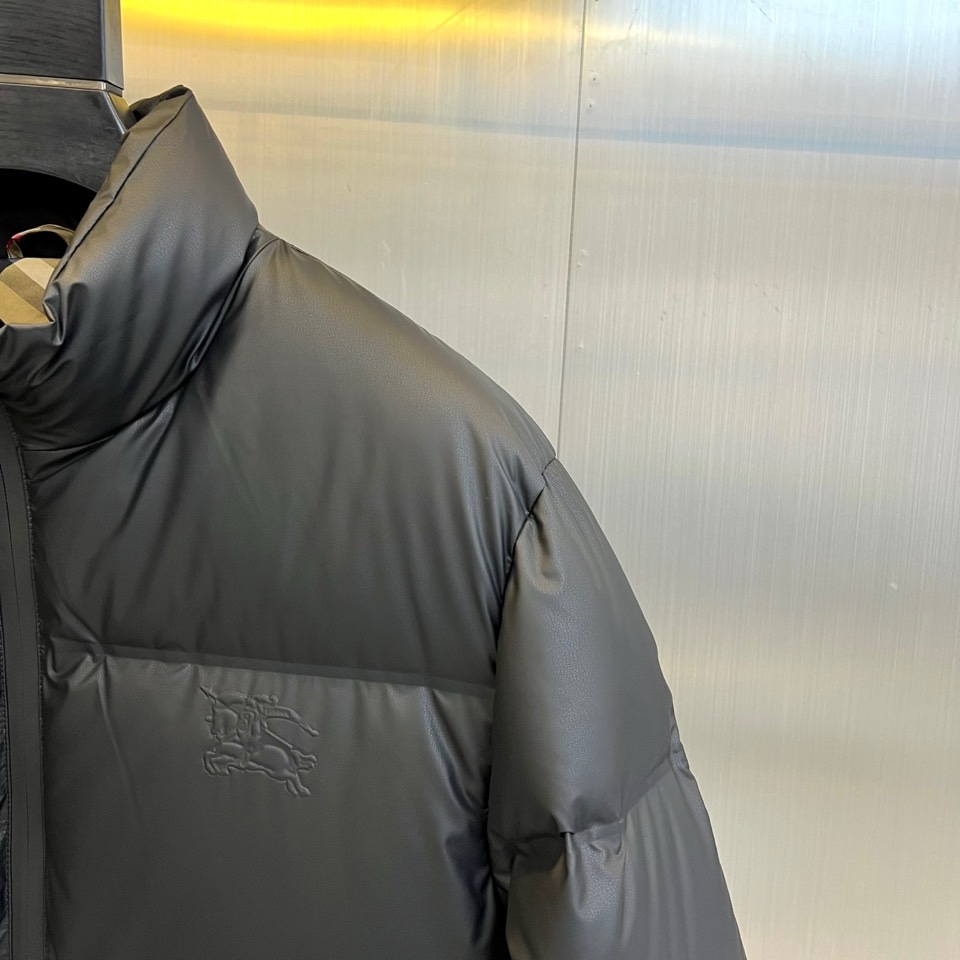 🌾Bur巴宝莉、2025秋冬新款羽绒服，以经典黑色演绎摩登都会的冬日风范。利落立领与简洁拉链开合，勾勒出