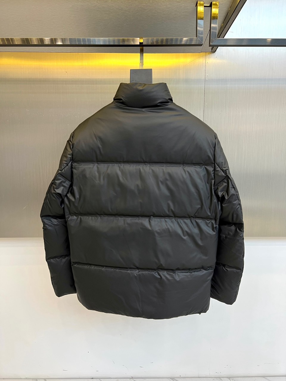 🌾Bur巴宝莉、2025秋冬新款羽绒服，以经典黑色演绎摩登都会的冬日风范。利落立领与简洁拉链开合，勾勒出