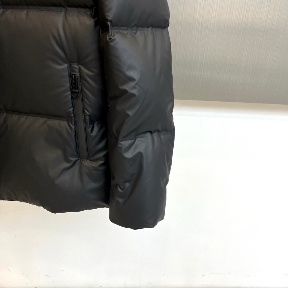 🌾Bur巴宝莉、2025秋冬新款羽绒服，以经典黑色演绎摩登都会的冬日风范。利落立领与简洁拉链开合，勾勒出