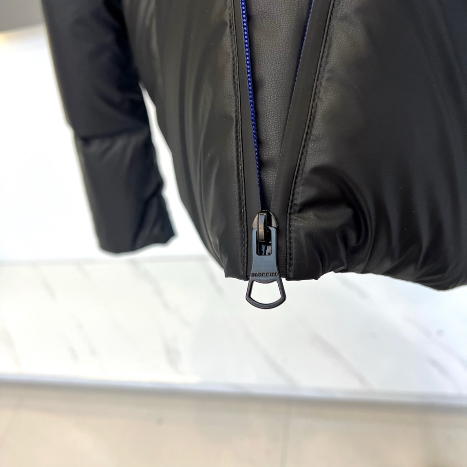 🌾Bur巴宝莉、2025秋冬新款羽绒服，以经典黑色演绎摩登都会的冬日风范。利落立领与简洁拉链开合，勾勒出