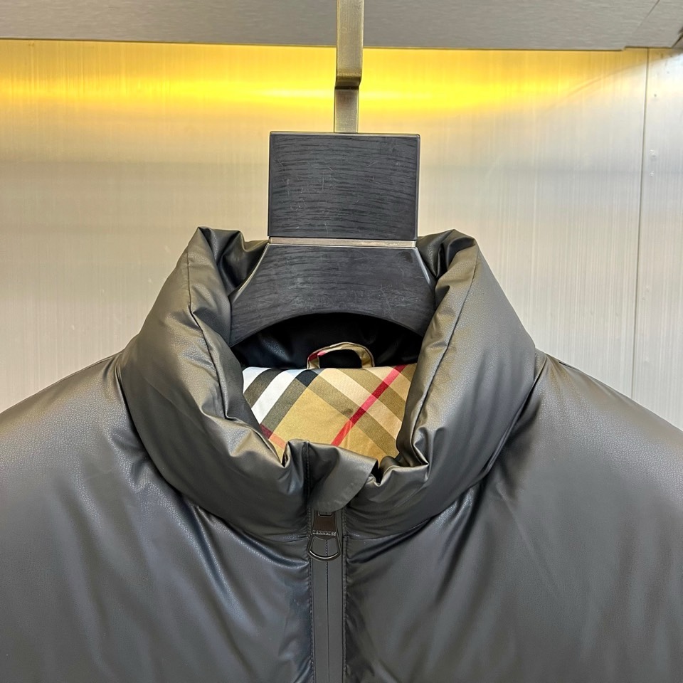 🌾Bur巴宝莉、2025秋冬新款羽绒服，以经典黑色演绎摩登都会的冬日风范。利落立领与简洁拉链开合，勾勒出