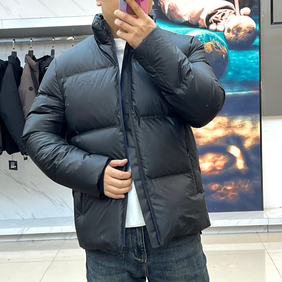 🌾Bur巴宝莉、2025秋冬新款羽绒服，以经典黑色演绎摩登都会的冬日风范。利落立领与简洁拉链开合，勾勒出