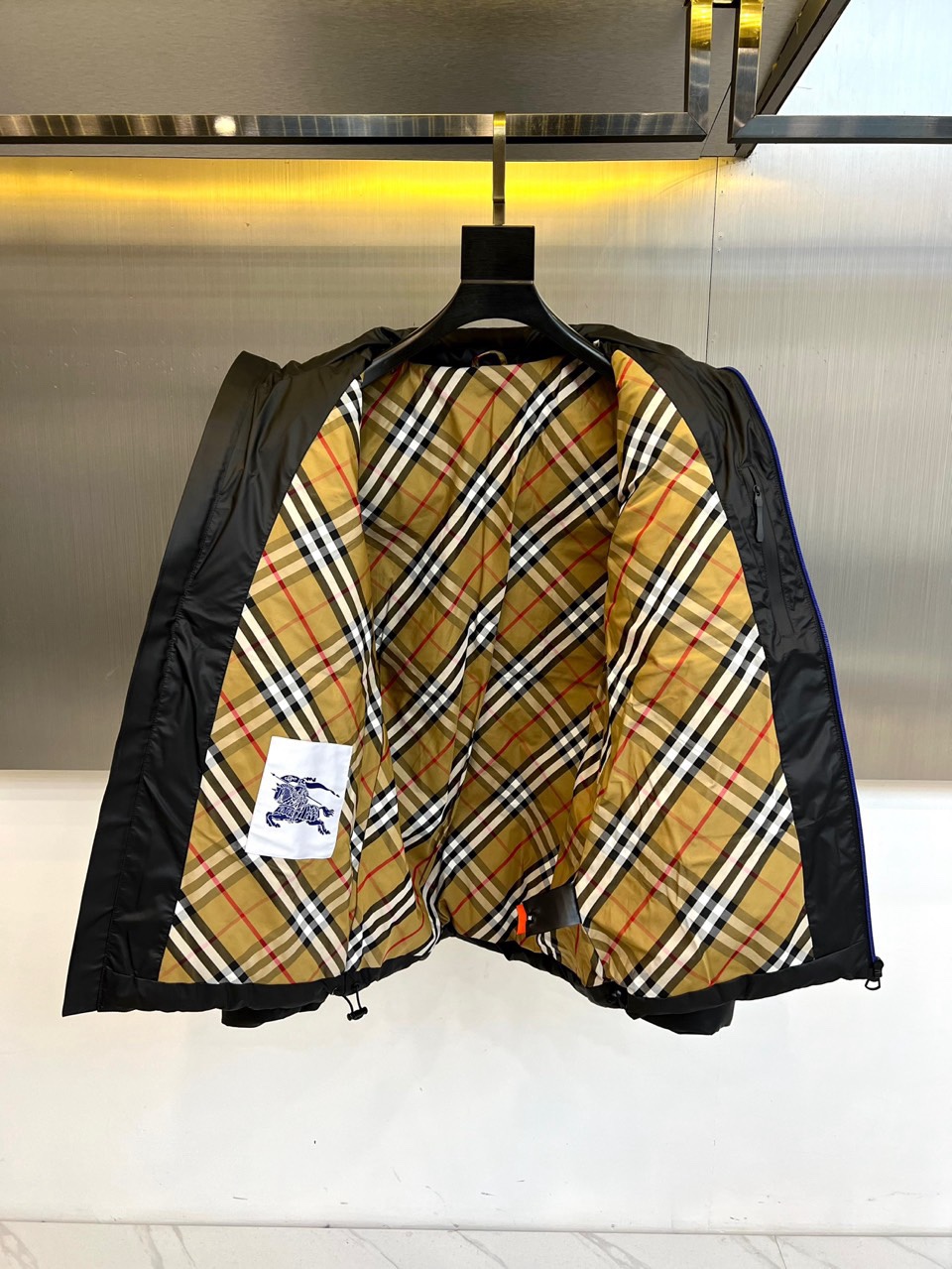 🌾Bur巴宝莉、2025秋冬新款羽绒服，以经典黑色演绎摩登都会的冬日风范。利落立领与简洁拉链开合，勾勒出