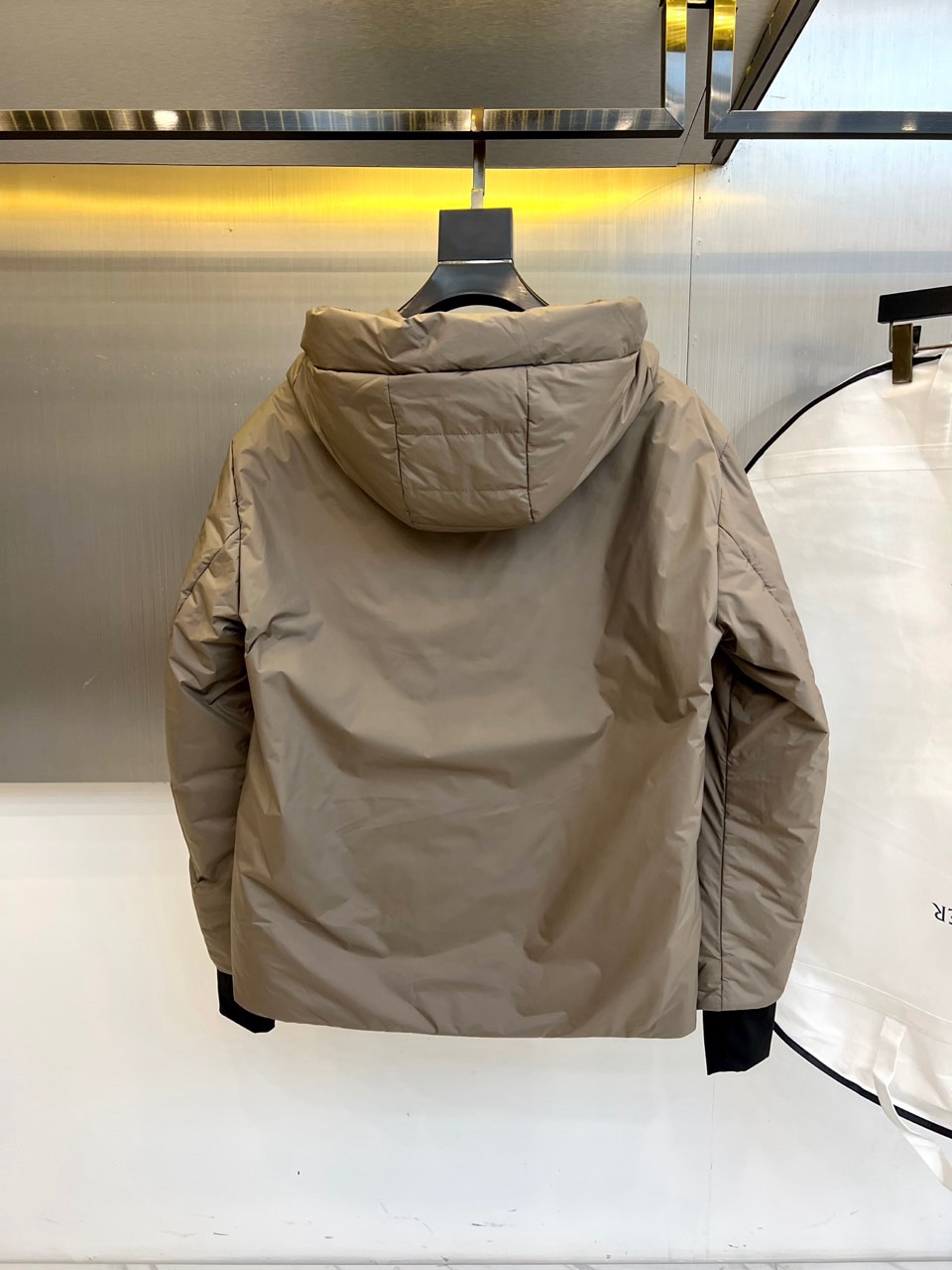 🌾Mon蒙口、2025秋冬新品连帽外套，以科技面料与奢华材质的创新融合重新定义户外时尚。款式采用功能性连
