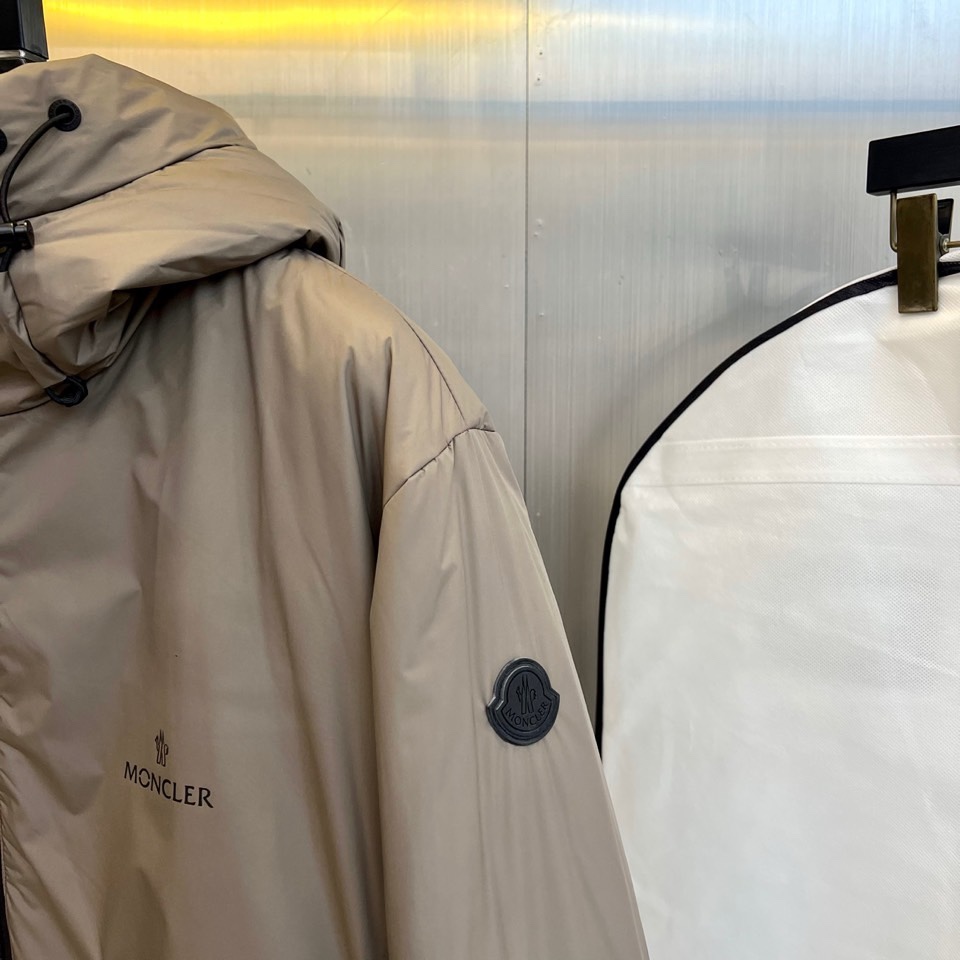 🌾Mon蒙口、2025秋冬新品连帽外套，以科技面料与奢华材质的创新融合重新定义户外时尚。款式采用功能性连