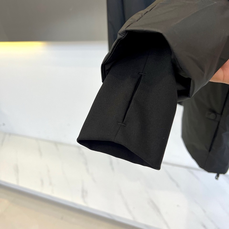 🌾Mon蒙口、2025秋冬新品连帽外套，以科技面料与奢华材质的创新融合重新定义户外时尚。款式采用功能性连