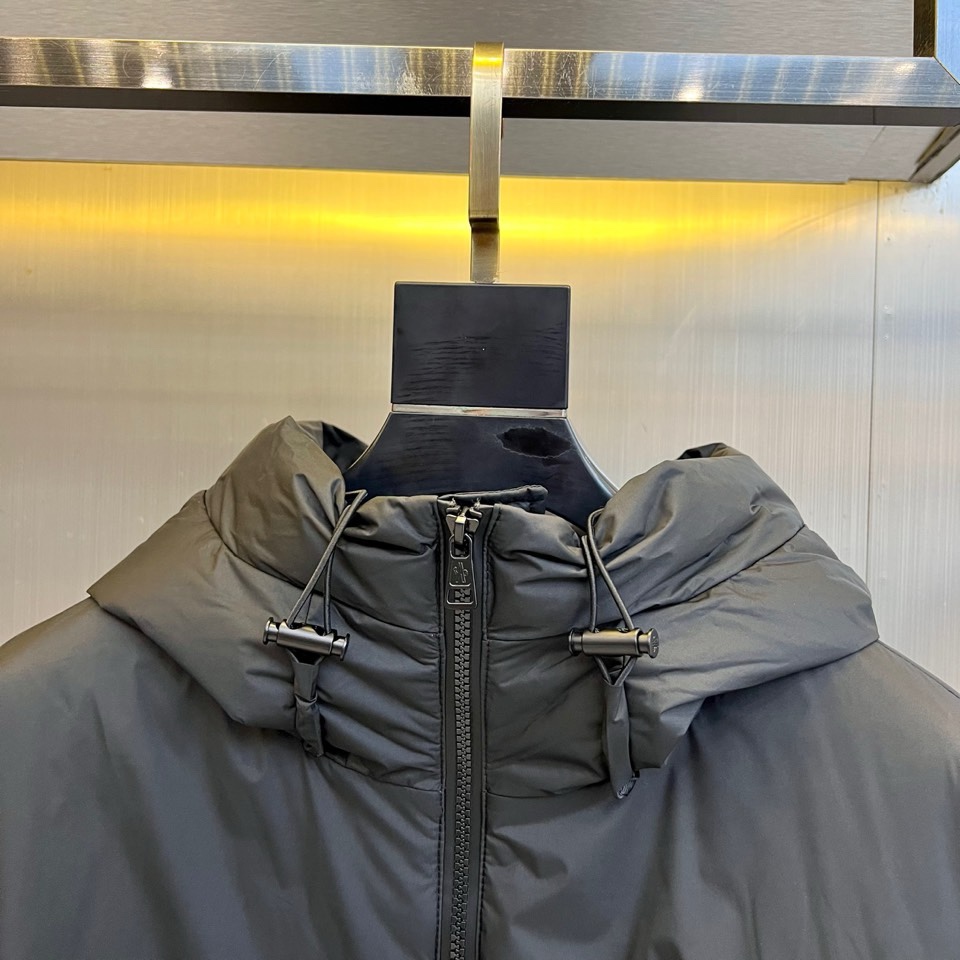 🌾Mon蒙口、2025秋冬新品连帽外套，以科技面料与奢华材质的创新融合重新定义户外时尚。款式采用功能性连