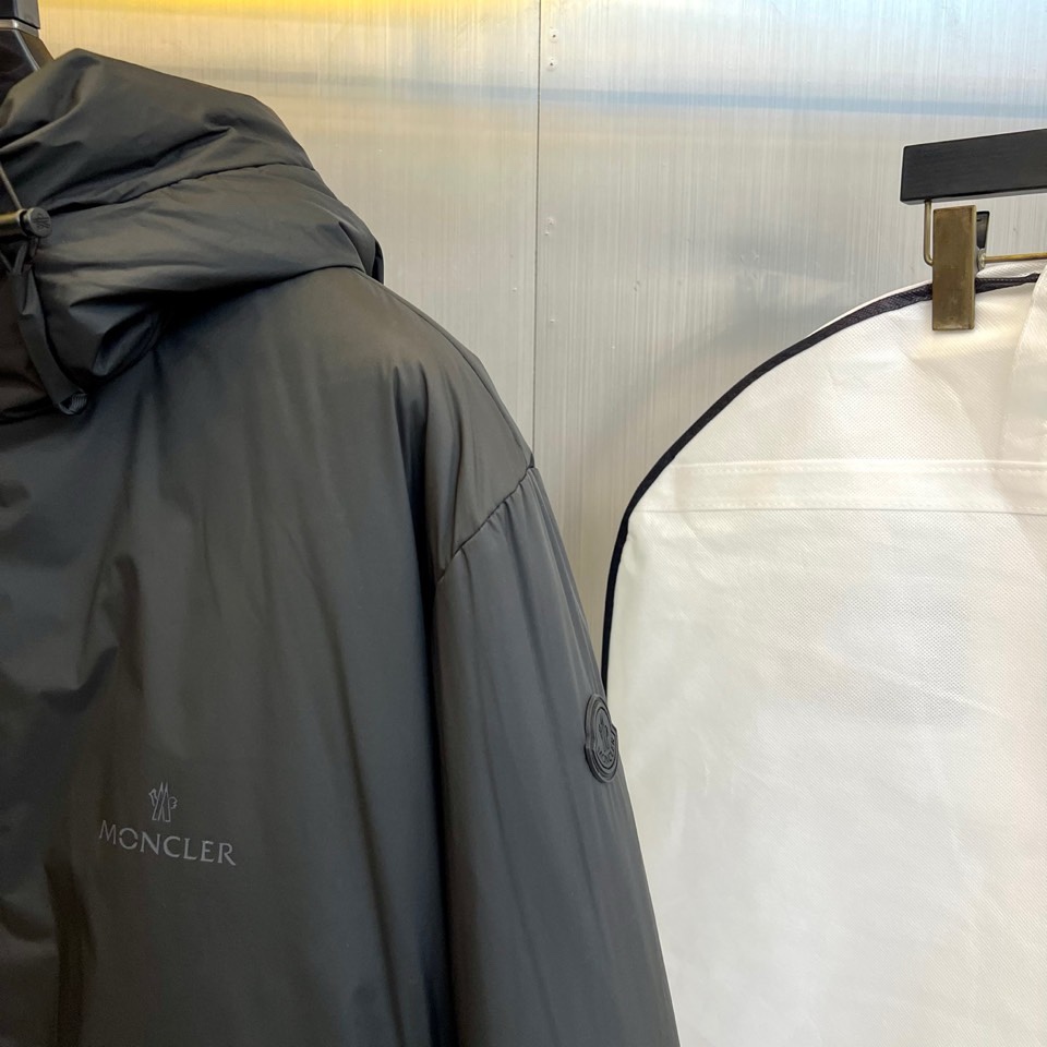 🌾Mon蒙口、2025秋冬新品连帽外套，以科技面料与奢华材质的创新融合重新定义户外时尚。款式采用功能性连