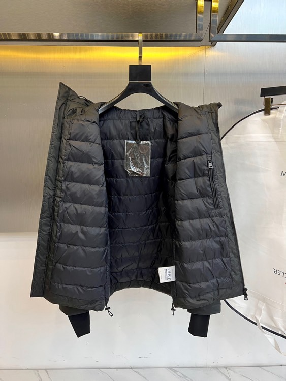 🌾Mon蒙口、2025秋冬新品连帽外套，以科技面料与奢华材质的创新融合重新定义户外时尚。款式采用功能性连