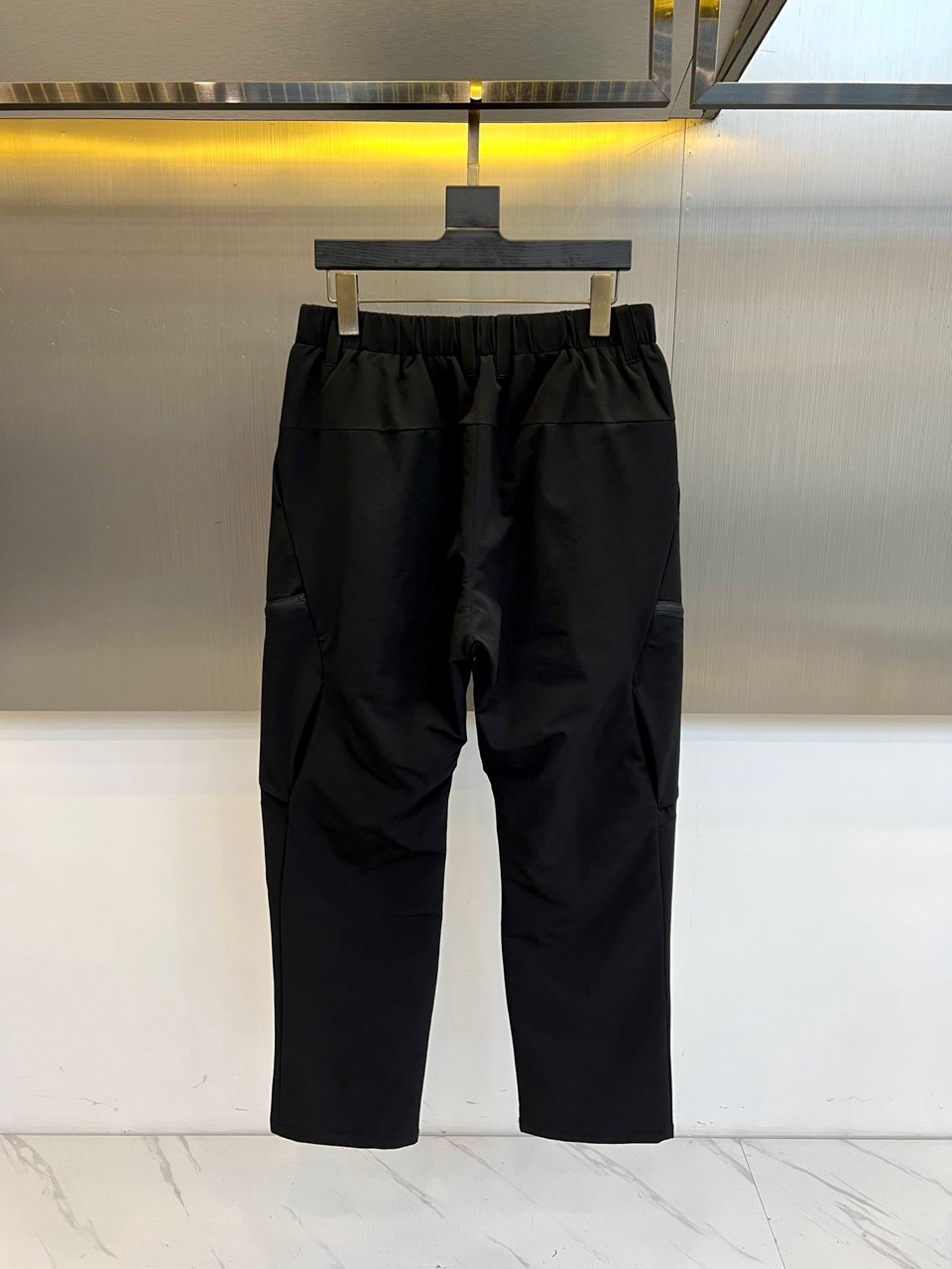 🌾Arcteryx 始祖鸟、2025秋冬新品户外羽绒裤，以石墨灰色演绎高山美学与都市机能的完美融合。这款