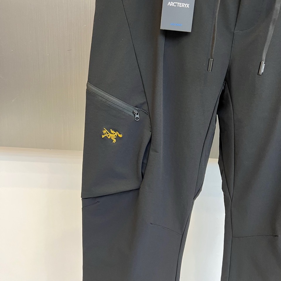 🌾Arcteryx 始祖鸟、2025秋冬新品户外羽绒裤，以石墨灰色演绎高山美学与都市机能的完美融合。这款