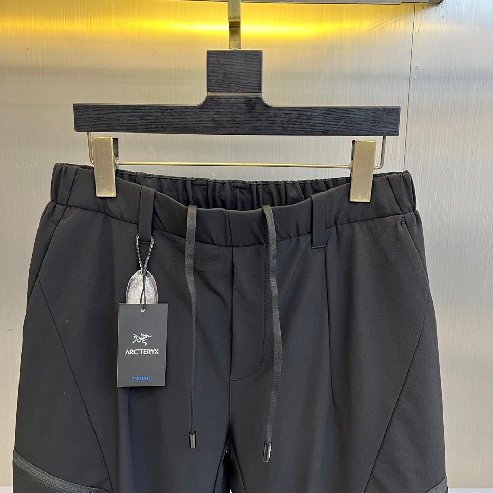 🌾Arcteryx 始祖鸟、2025秋冬新品户外羽绒裤，以石墨灰色演绎高山美学与都市机能的完美融合。这款