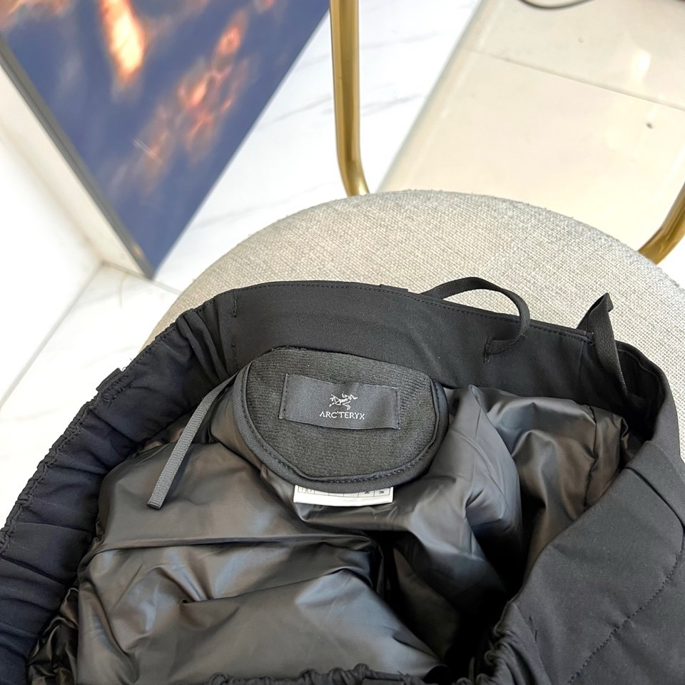 🌾Arcteryx 始祖鸟、2025秋冬新品户外羽绒裤，以石墨灰色演绎高山美学与都市机能的完美融合。这款