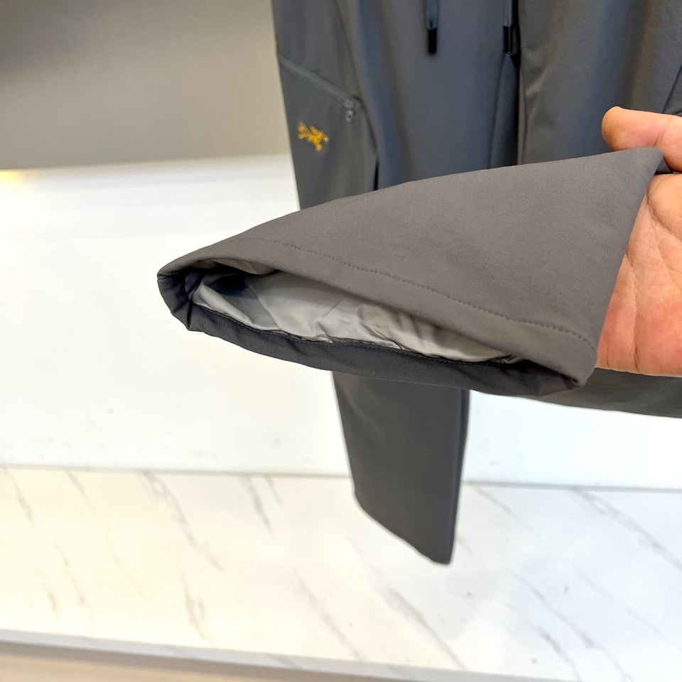 🌾Arcteryx 始祖鸟、2025秋冬新品户外羽绒裤，以石墨灰色演绎高山美学与都市机能的完美融合。这款