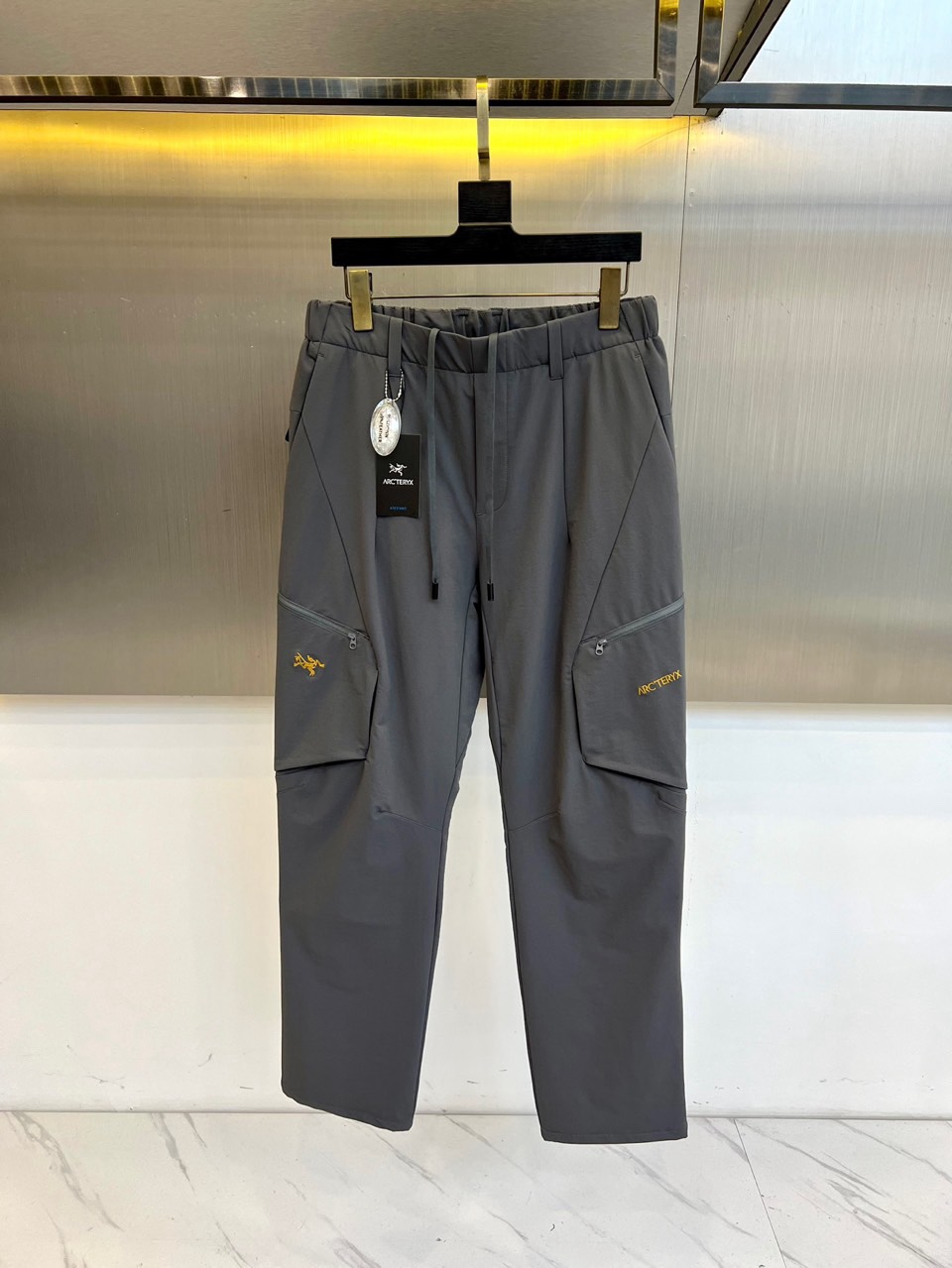 🌾Arcteryx 始祖鸟、2025秋冬新品户外羽绒裤，以石墨灰色演绎高山美学与都市机能的完美融合。这款