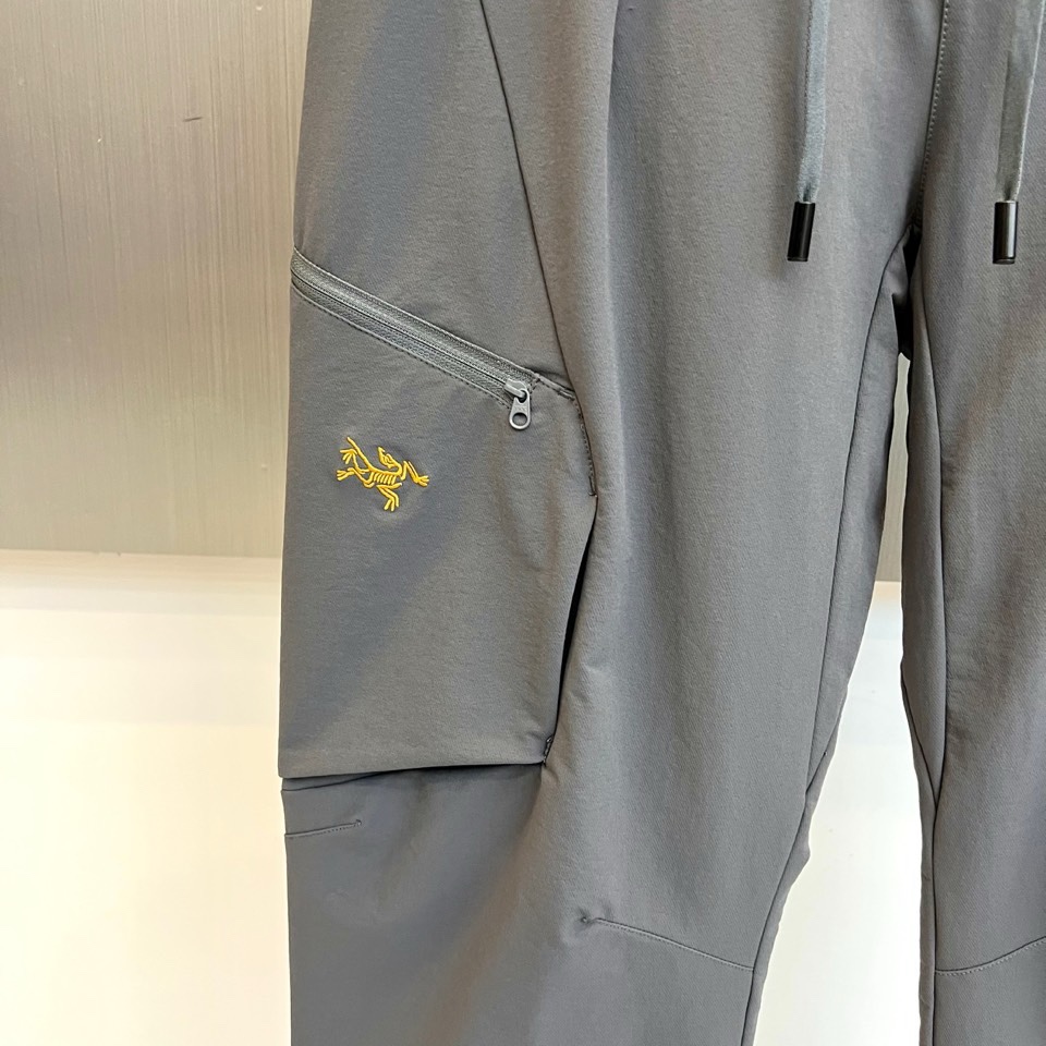 🌾Arcteryx 始祖鸟、2025秋冬新品户外羽绒裤，以石墨灰色演绎高山美学与都市机能的完美融合。这款