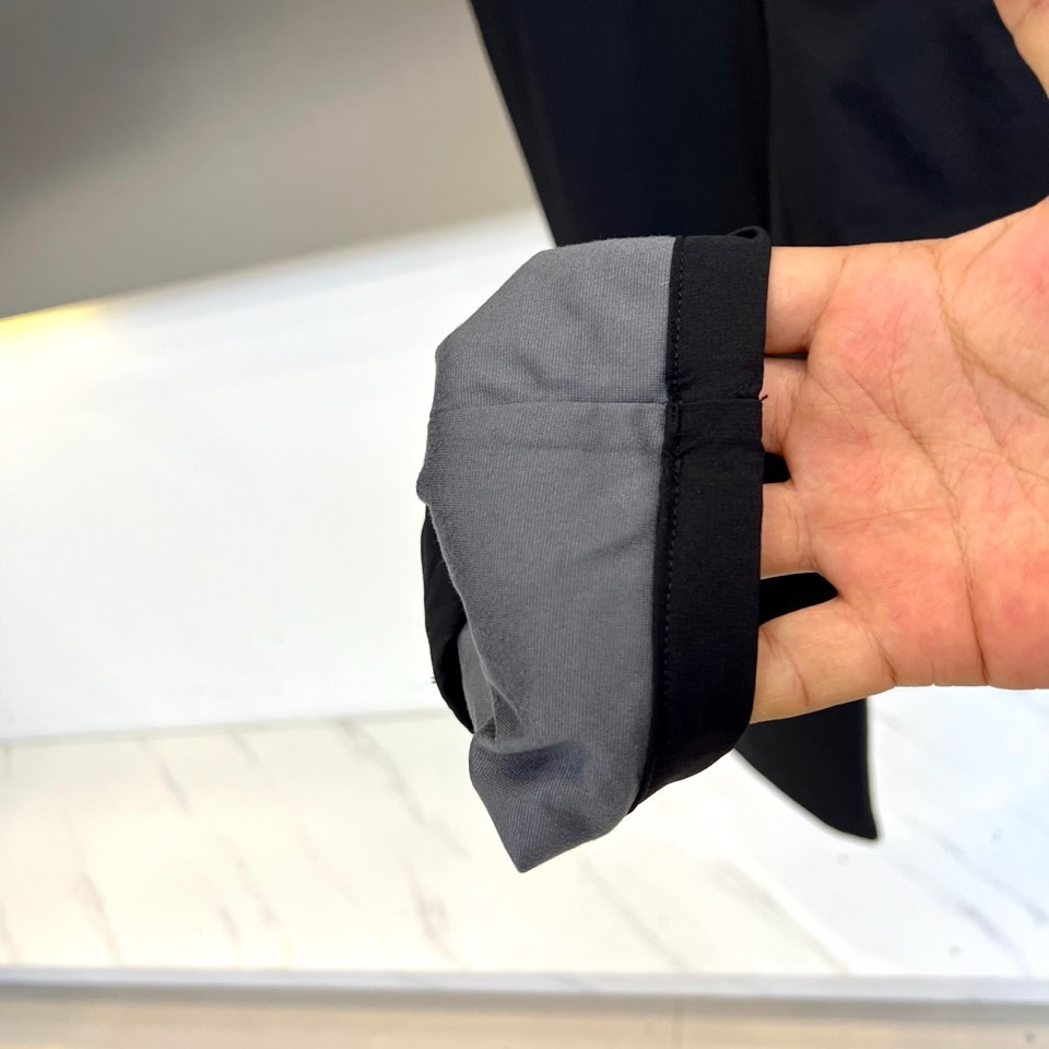 🌾Prad普拉达、2025秋冬新品户外羽绒裤，以浅卡其色演绎山野与都市的跨界美学。这款羽绒裤采用立体剪裁