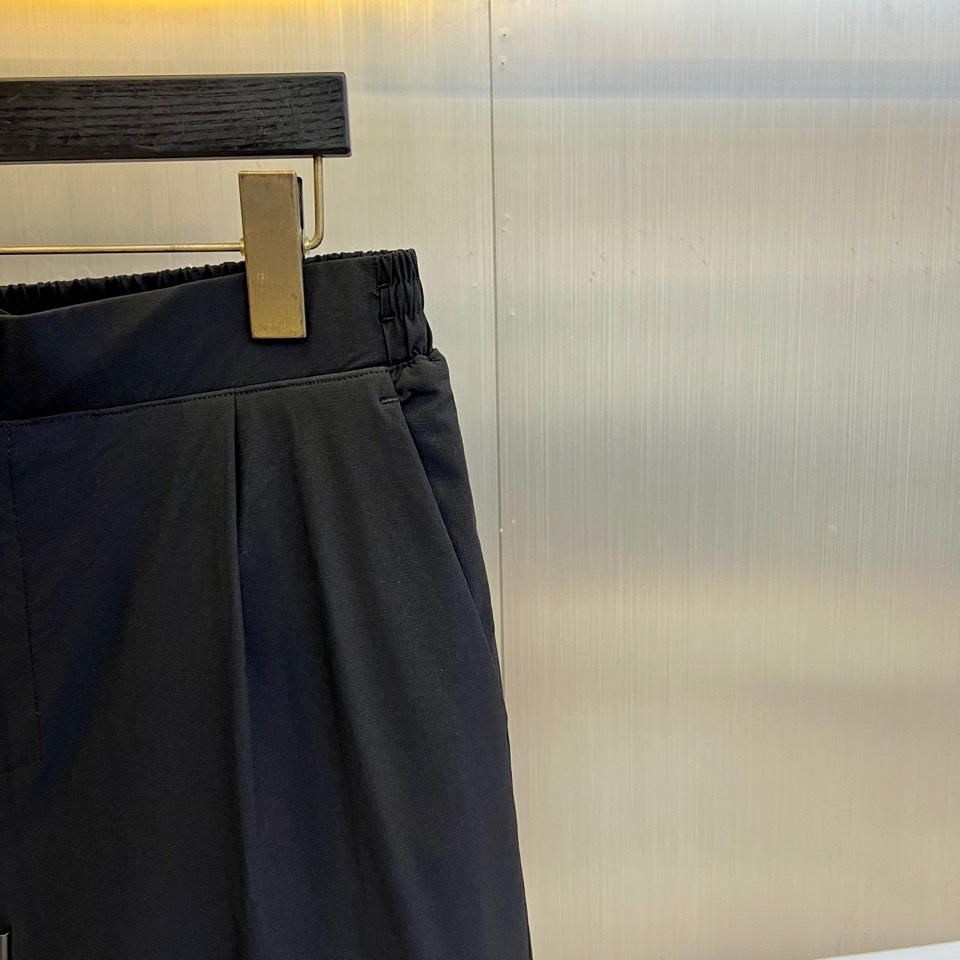 🌾Prad普拉达、2025秋冬新品户外羽绒裤，以浅卡其色演绎山野与都市的跨界美学。这款羽绒裤采用立体剪裁