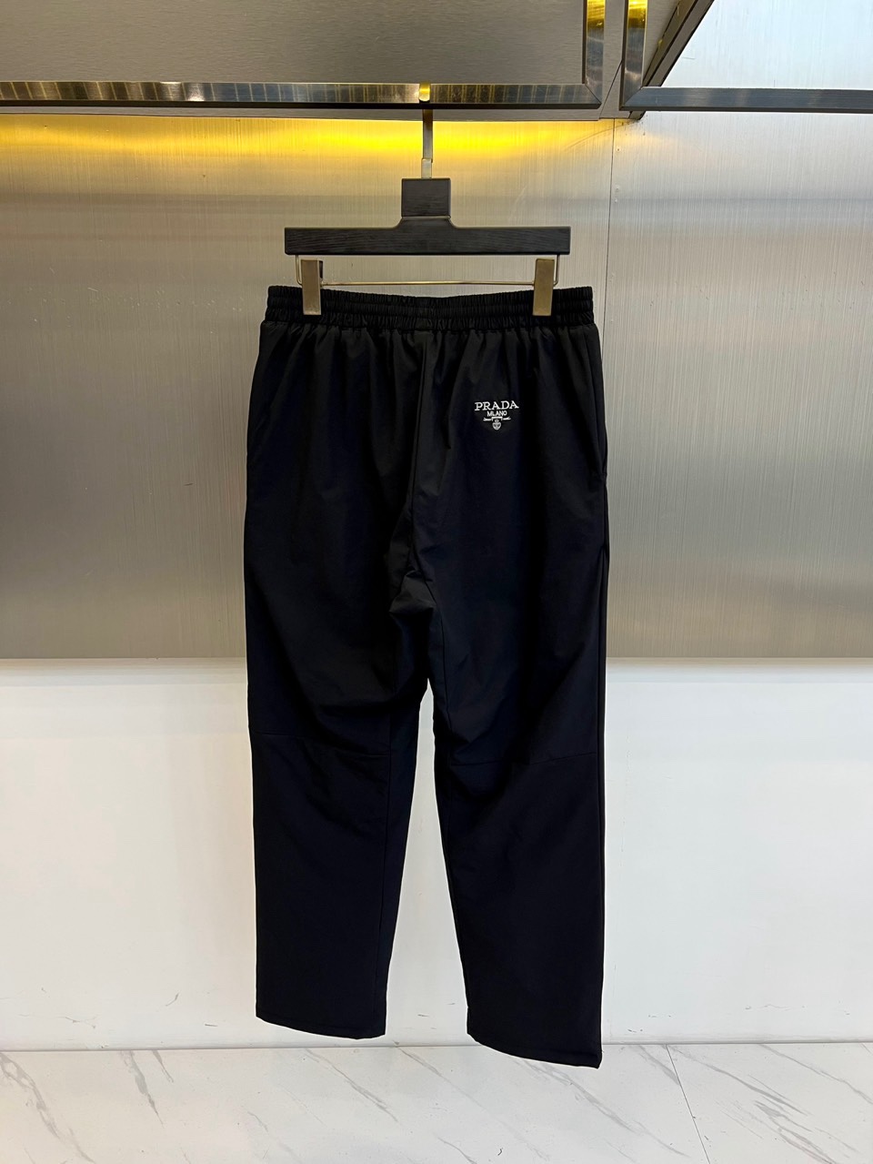 🌾Prad普拉达、2025秋冬新品户外羽绒裤，以浅卡其色演绎山野与都市的跨界美学。这款羽绒裤采用立体剪裁