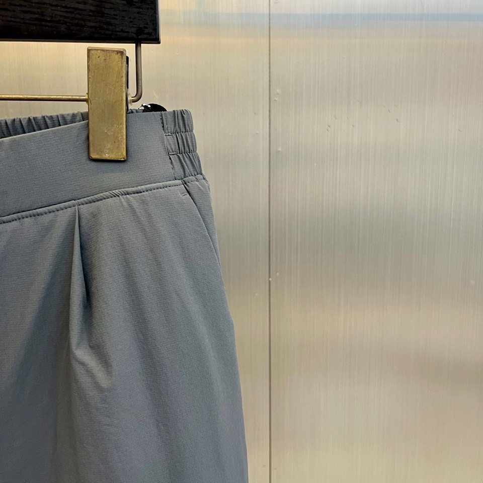 🌾Prad普拉达、2025秋冬新品户外羽绒裤，以浅卡其色演绎山野与都市的跨界美学。这款羽绒裤采用立体剪裁