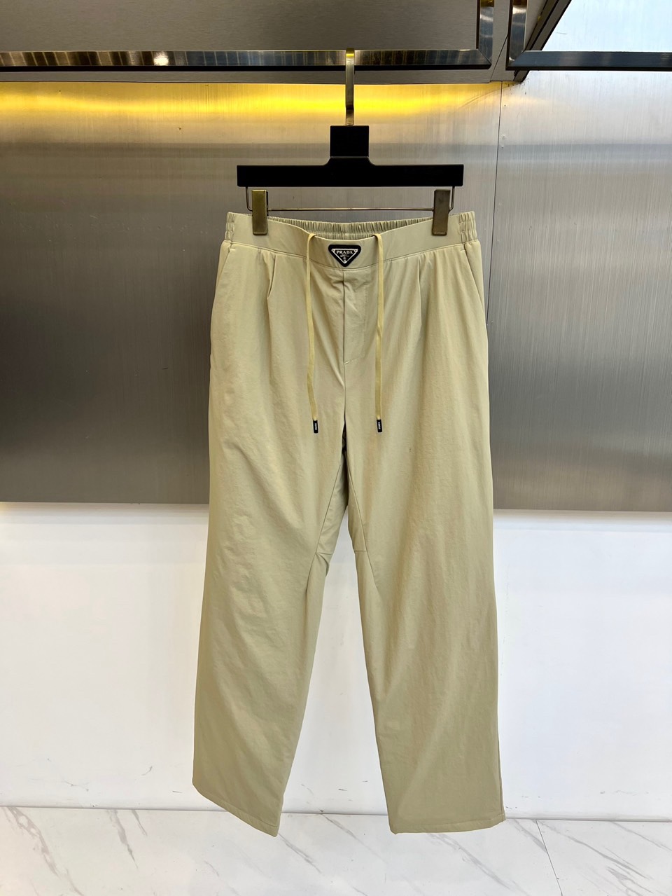 🌾Prad普拉达、2025秋冬新品户外羽绒裤，以浅卡其色演绎山野与都市的跨界美学。这款羽绒裤采用立体剪裁