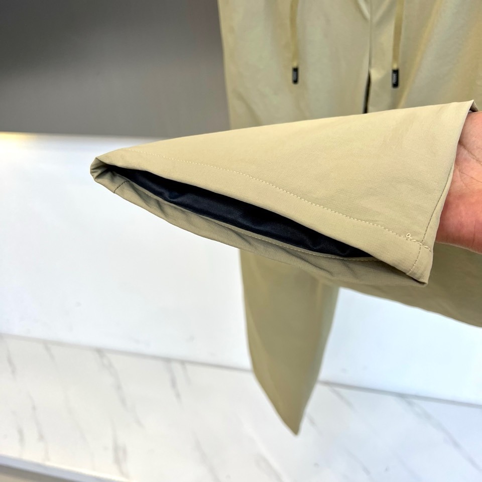 🌾Prad普拉达、2025秋冬新品户外羽绒裤，以浅卡其色演绎山野与都市的跨界美学。这款羽绒裤采用立体剪裁