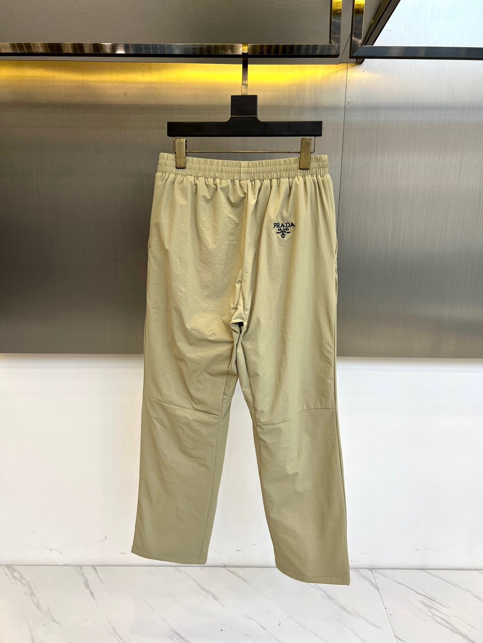 🌾Prad普拉达、2025秋冬新品户外羽绒裤，以浅卡其色演绎山野与都市的跨界美学。这款羽绒裤采用立体剪裁