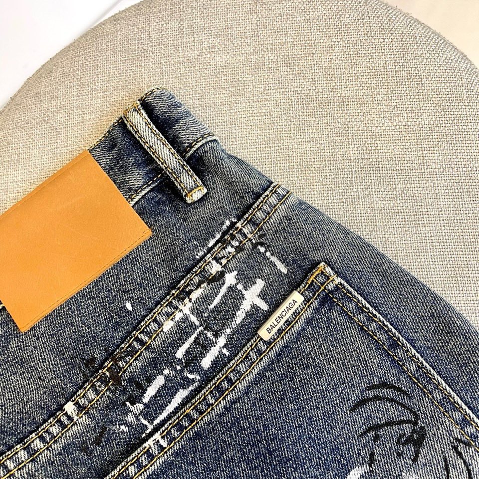 🌾BALENCIAGA巴黎世家、2025秋冬新款以经典牛仔蓝为画布，白色喷墨涂鸦如数字信号般肆意流淌。标