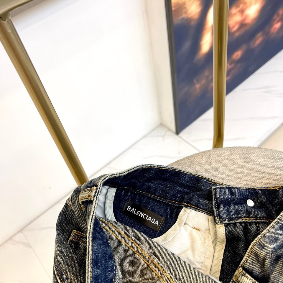 🌾BALENCIAGA巴黎世家、2025秋冬新款以经典牛仔蓝为画布，白色喷墨涂鸦如数字信号般肆意流淌。标