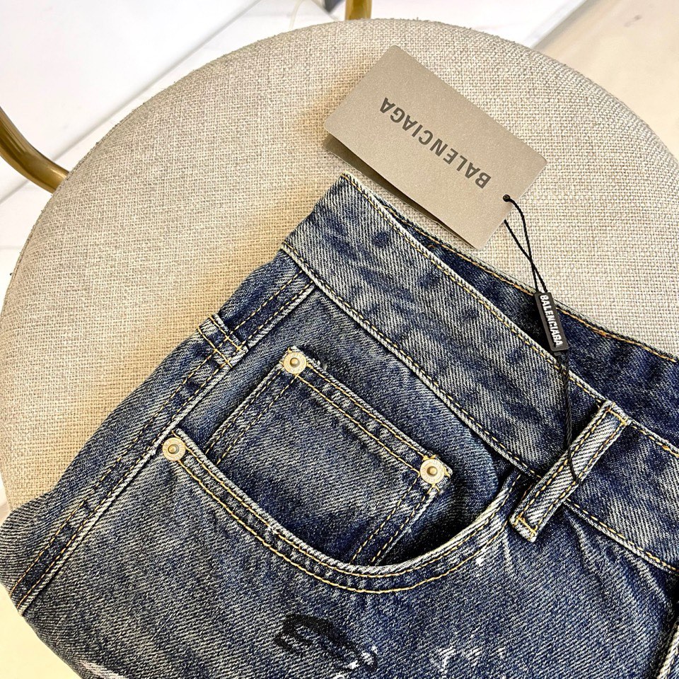 🌾BALENCIAGA巴黎世家、2025秋冬新款以经典牛仔蓝为画布，白色喷墨涂鸦如数字信号般肆意流淌。标