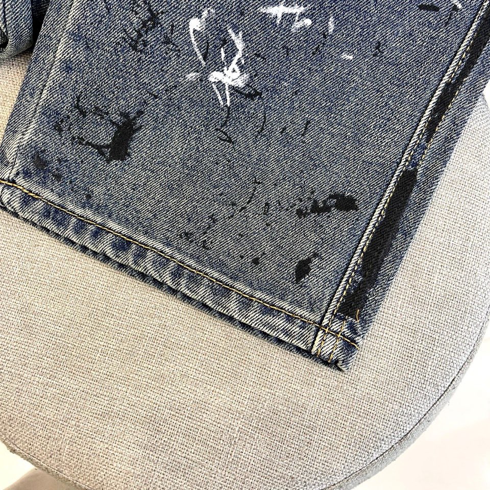 🌾BALENCIAGA巴黎世家、2025秋冬新款以经典牛仔蓝为画布，白色喷墨涂鸦如数字信号般肆意流淌。标