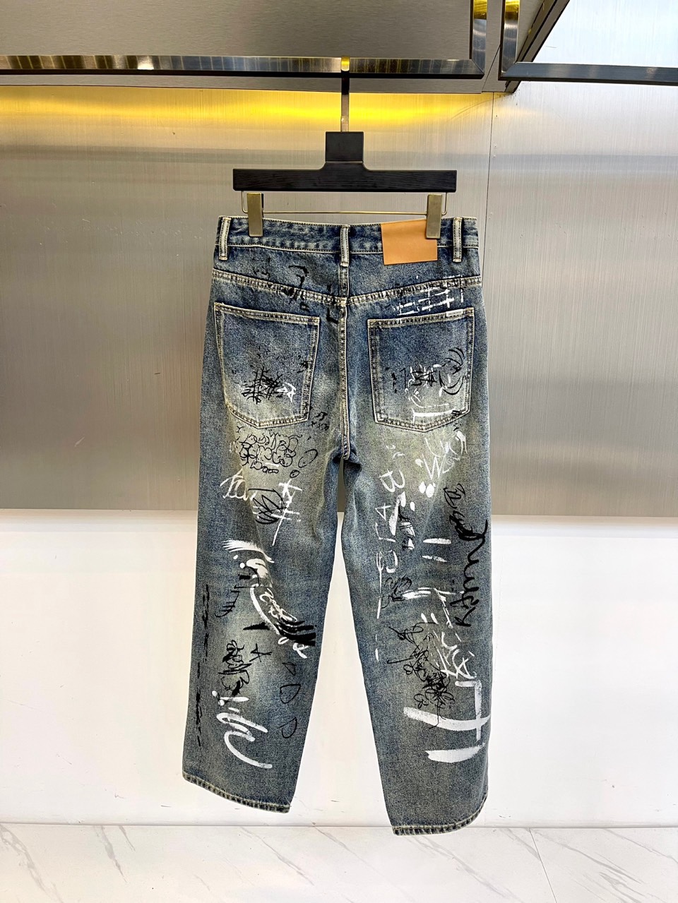 🌾BALENCIAGA巴黎世家、2025秋冬新款以经典牛仔蓝为画布，白色喷墨涂鸦如数字信号般肆意流淌。标