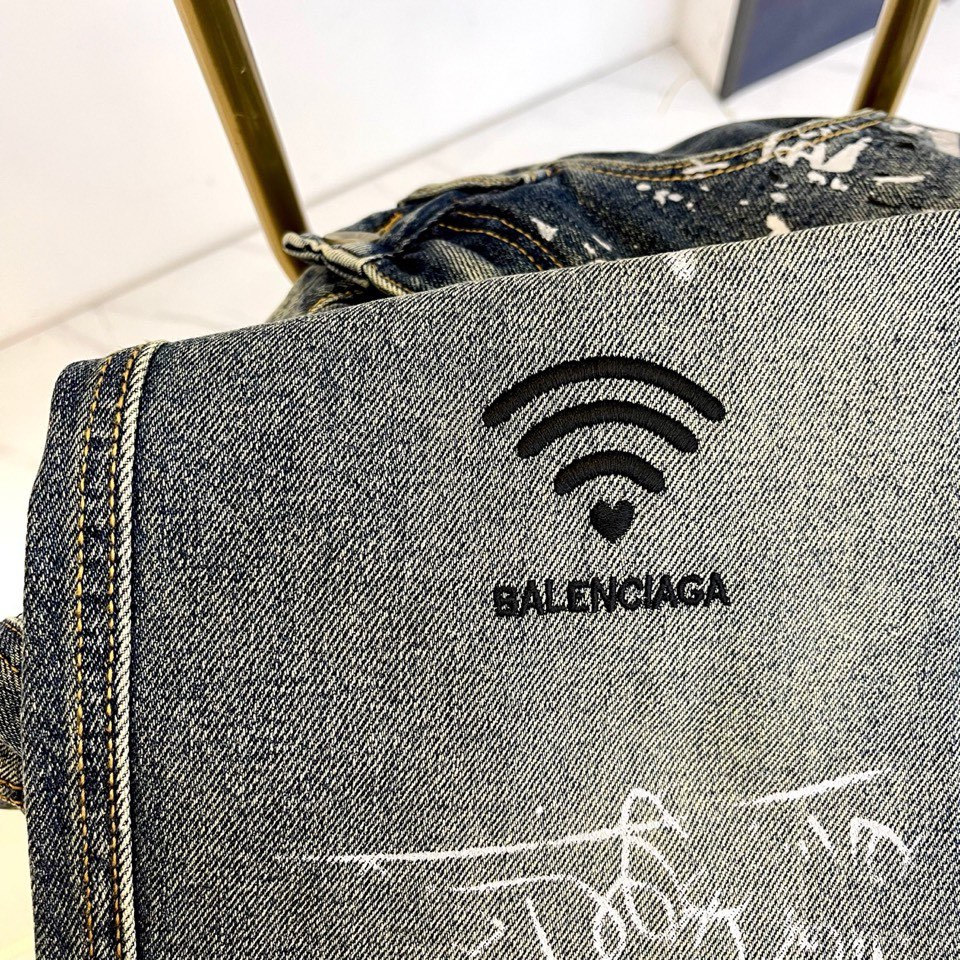 🌾BALENCIAGA巴黎世家、2025秋冬新款以经典牛仔蓝为画布，白色喷墨涂鸦如数字信号般肆意流淌。标