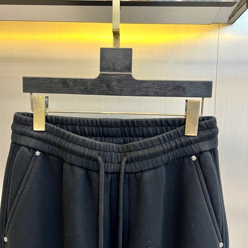 🌾Ch克罗心、2025秋冬新品加绒裤，宽松直筒版型结合松紧腰头与抽绳设计，实现舒适贴合的穿着体验。裤身满