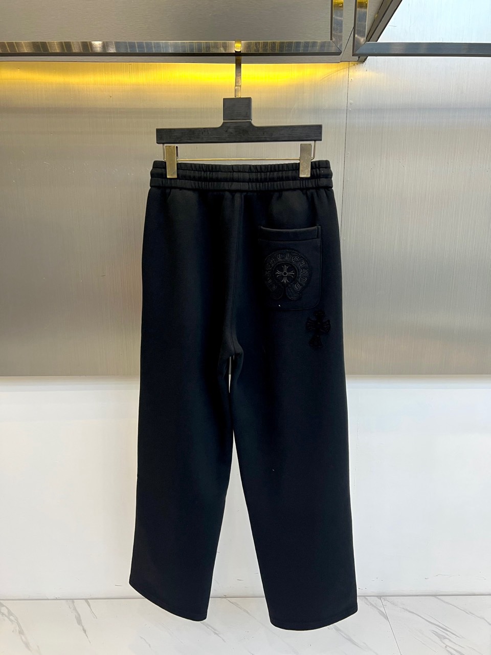 🌾Ch克罗心、2025秋冬新品加绒裤，宽松直筒版型结合松紧腰头与抽绳设计，实现舒适贴合的穿着体验。裤身满