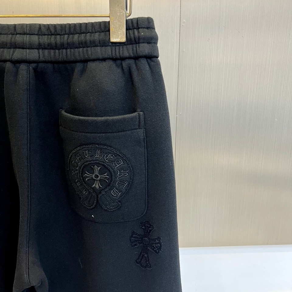 🌾Ch克罗心、2025秋冬新品加绒裤，宽松直筒版型结合松紧腰头与抽绳设计，实现舒适贴合的穿着体验。裤身满