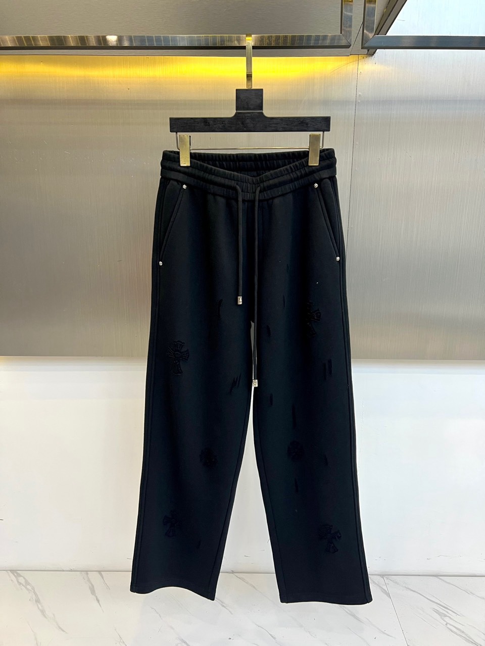 🌾Ch克罗心、2025秋冬新品加绒裤，宽松直筒版型结合松紧腰头与抽绳设计，实现舒适贴合的穿着体验。裤身满