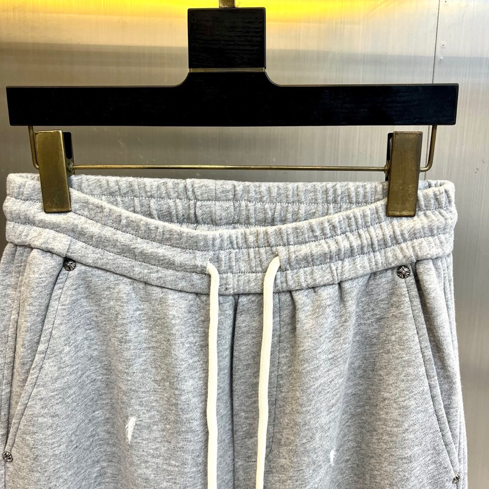 🌾Ch克罗心、2025秋冬新品加绒裤，宽松直筒版型结合松紧腰头与抽绳设计，实现舒适贴合的穿着体验。裤身满