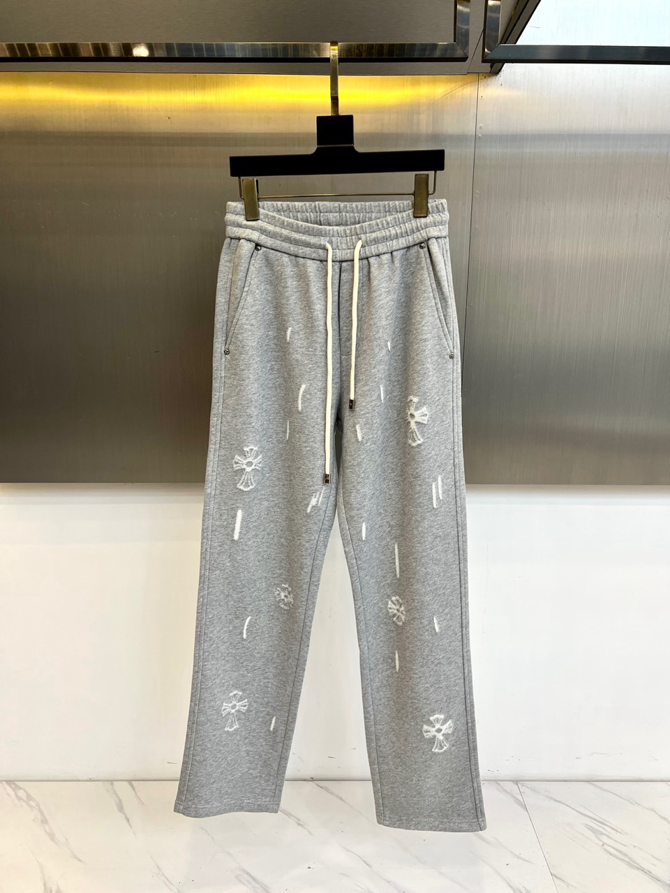 🌾Ch克罗心、2025秋冬新品加绒裤，宽松直筒版型结合松紧腰头与抽绳设计，实现舒适贴合的穿着体验。裤身满