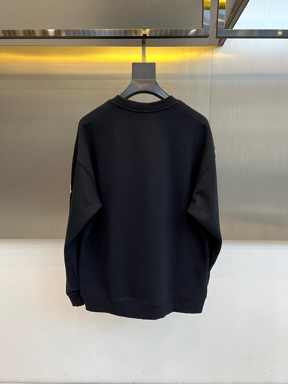 🌾Mon蒙口、2025秋冬新品卫衣，款式采用经典圆领廓形，剪裁宽松流畅，确保穿着时的自在舒适度。正面饰有