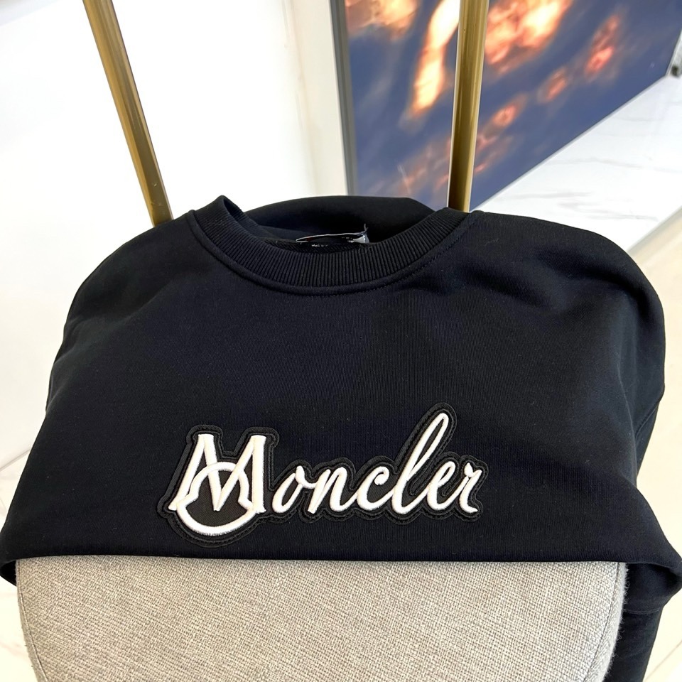 🌾Mon蒙口、2025秋冬新品卫衣，款式采用经典圆领廓形，剪裁宽松流畅，确保穿着时的自在舒适度。正面饰有